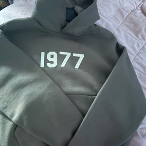 1977 dark brown essentials hoodie size large in boys